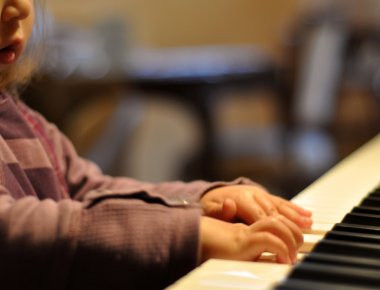 Σύλληψη 60χρονου καθηγητή Ωδείου στην Αττική για ασέλγεια σε ανήλικες μαθήτριές του